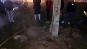 Sale humo de la tierra y asusta a los vecinos