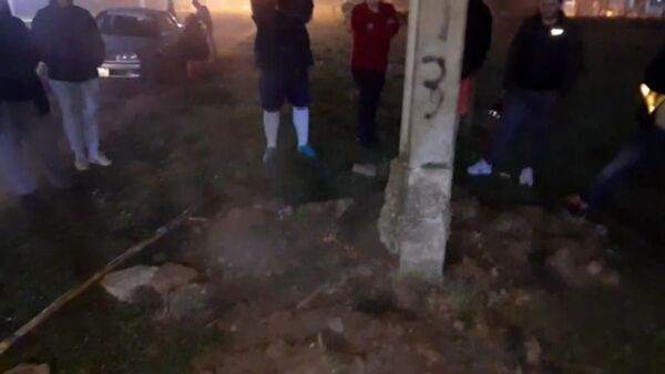 Sale humo de la tierra y asusta a los vecinos