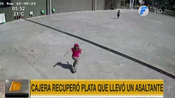 Cajera "corrigió" a un ladrón y recuperó dinero robado