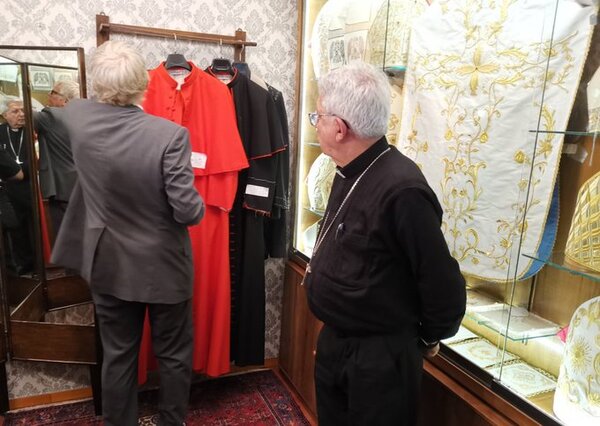La vestimenta que usará monseñor Adalberto Martínez en el Vaticano