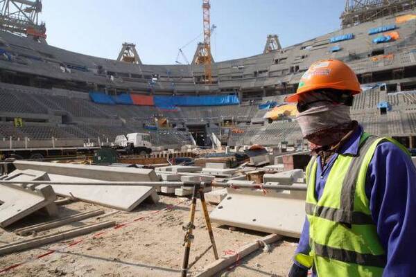 Crónica / Escándalo en Qatar: Deportaron a los trabajadores que construyeron los estadios para el Mundial