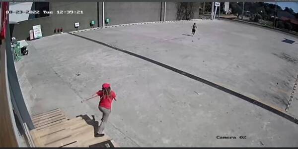 Crónica / [VIDEO] La valiente cajera que corrió y atrapó a supuesto ladrón: "No lo pensé ni un segundo"
