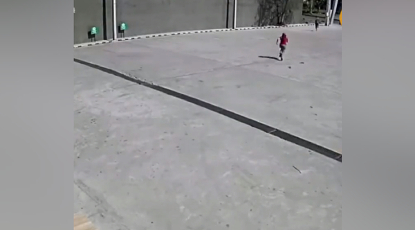 Diario HOY | VIDEO| Cajera persiguió a un ladrón y logró atraparlo
