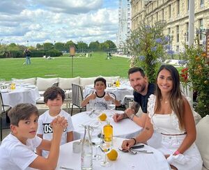 Leo Messi causa furor con una postal familiar almorzando en París - Gente - ABC Color