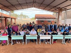Juancho Acosta dona mesas a escuela de Pedro Juan