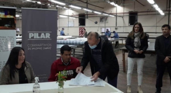Microempresa recibe crédito para mejorar producción