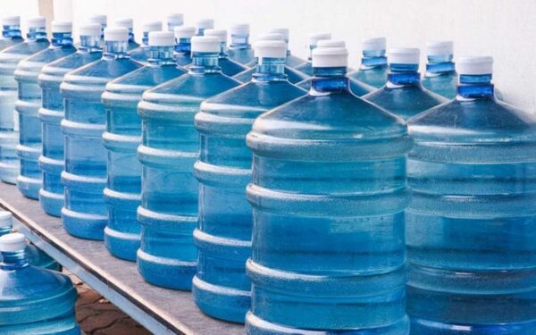 Cosa de puercos: Venden agua en bidones sin filtro sanitario