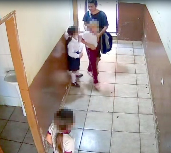 Atrapan a depravado que ingresó al baño de una escuela y manoseó a estudiantes - La Clave