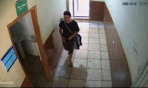 Depravado entró al baño de una escuela y casi viola a una alumna