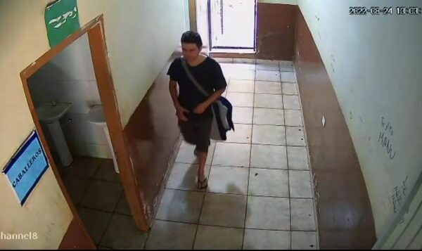 Depravado entró al baño de una escuela y casi viola a una alumna