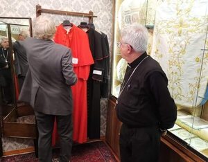 Primer cardenal paraguayo: el ornamento litúrgico de Monseñor Martínez - Nacionales - ABC Color