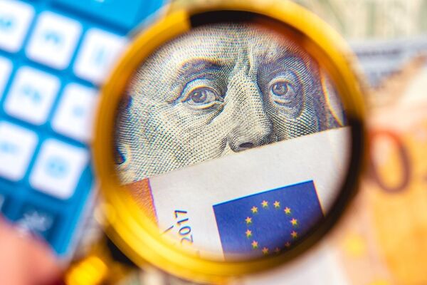 El dólar supera al euro en su cotización en el mercado local - MarketData