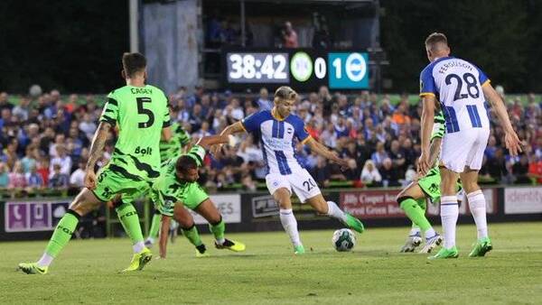 Crónica / Partidazo, asistencia y victoria en debut de Enciso con la primera del Brighton