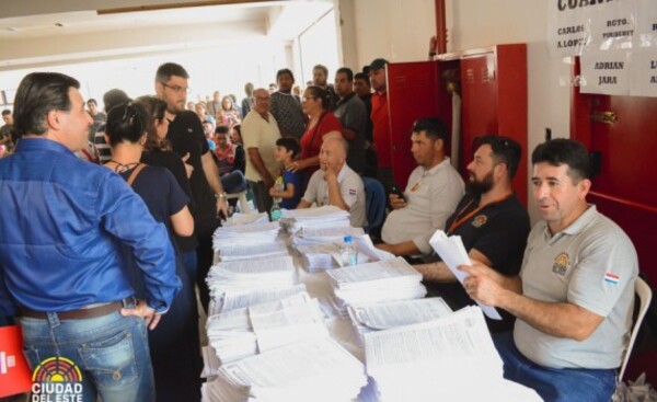 Entregan contrato de usufructo a mesiteros y casilleros