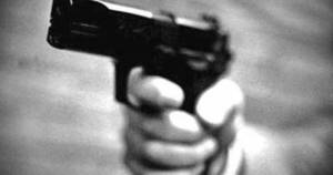 La Nación / Delincuentes asaltan un mini mercado y también roban a un joven, en J. A. Saldívar