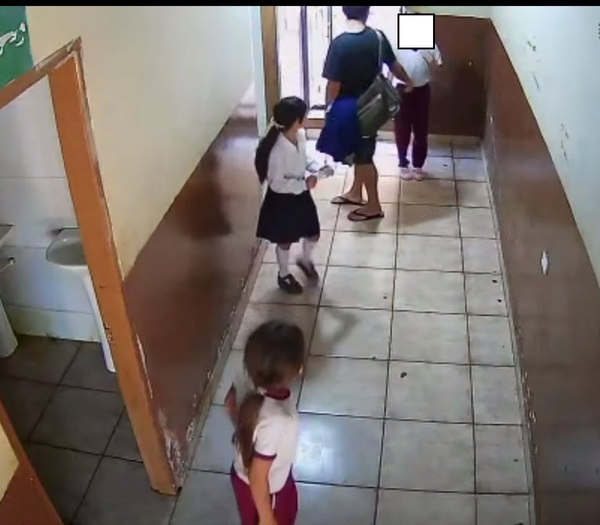 Diario HOY | Depravado ingresa al baño de una escuela en Ciudad del Este