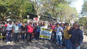 Extrabajadores de Acepar se movilizan para exigir pago por insalubridad - Nacionales - ABC Color