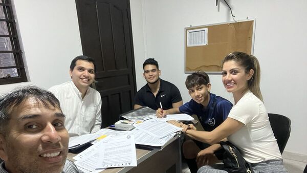 Hijo de Pipino Cuevas firmó contrato con el Olimpia