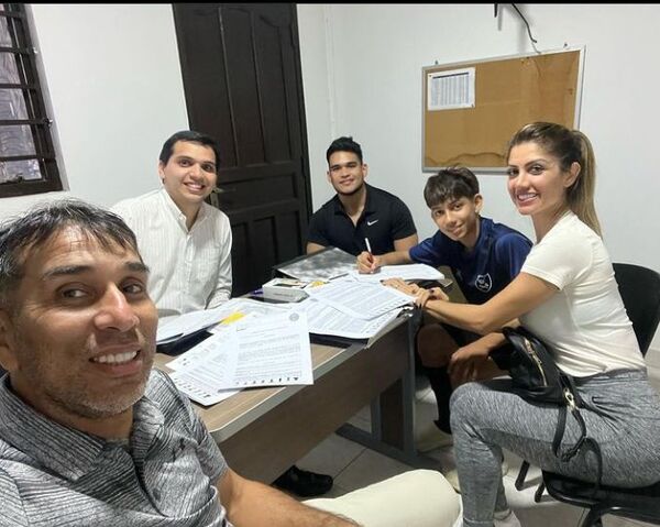 ¡De tal palo…!Enzo, hijo de Pipino Cuevas, firmó su primer contrato por el Olimpia