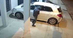 La Nación / Impotencia: bastó dos minutos para que le roben el auto que compró, fruto del ahorro por un año