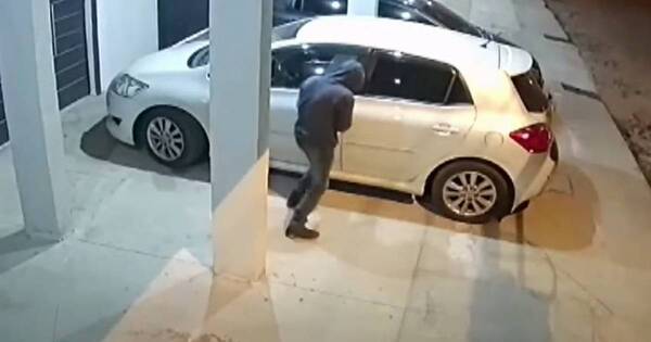 La Nación / Impotencia: bastó dos minutos para que le roben el auto que compró, fruto del ahorro por un año