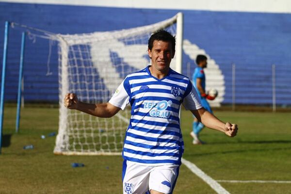 División Intermedia: El “Gallo” se aleja de la zona roja - Fútbol - ABC Color