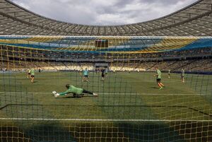Un partido en Ucrania dura 4,5 horas por las alarmas antiaéreas - Fútbol - ABC Color