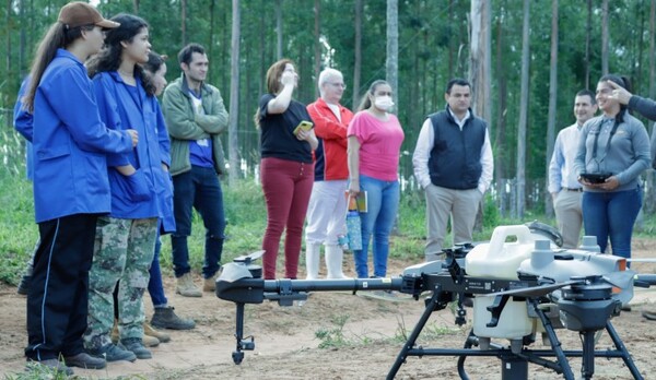 Estudiantes aprenden a utilizar drones en la agricultura