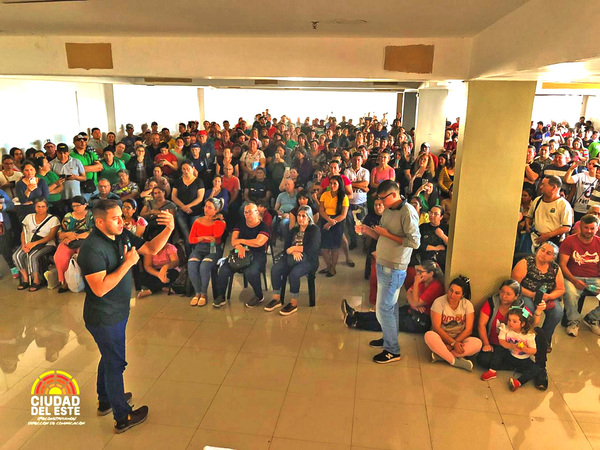 Municipalidad de CDE entrega contratos homologados a mesiteros y casilleros - La Clave