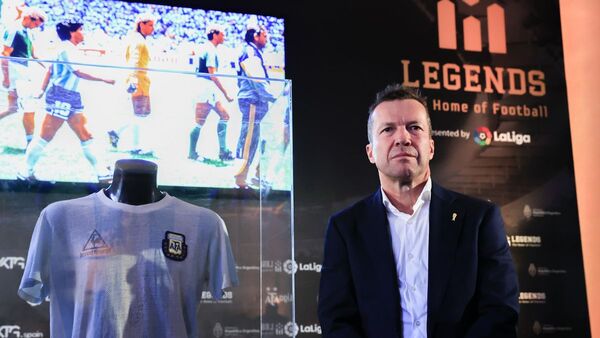 Matthäus entrega la camiseta de Maradona en la final del 86