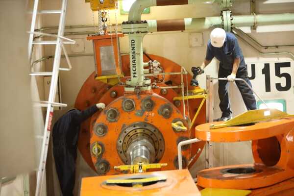 Sustituyen vedaciones del sistema de regulación de velocidad de la Unidad Generadora N° 15 de ITAIPU