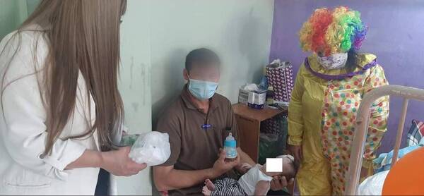 Crónica / Doctora dijo que papá soltero vale oro y mamis le cañearon