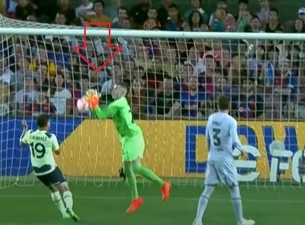 Increíble blooper de golero del Barcelona ante el City - La Prensa Futbolera