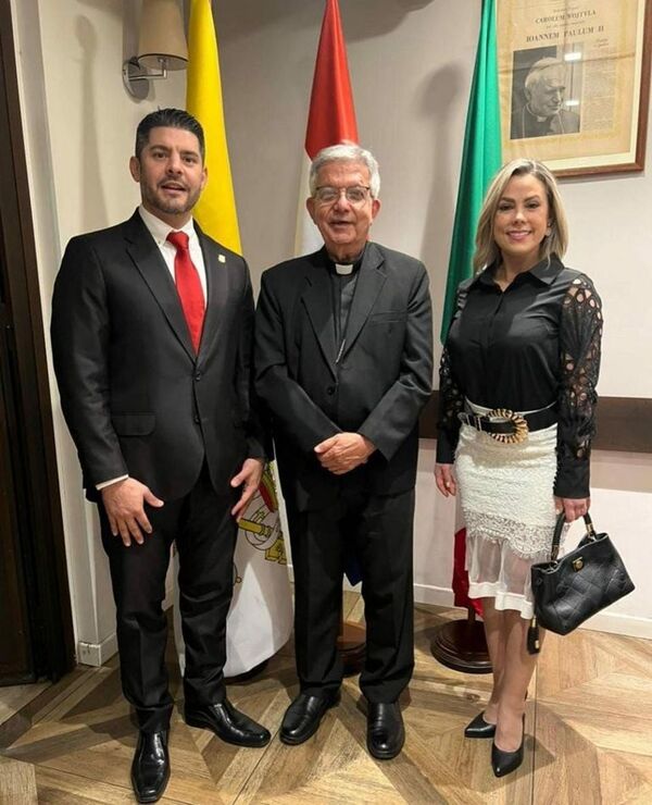 Adelantándose a Abdo Benítez y comitiva oficial, Nenecho y su esposa ya están en Roma - Política - ABC Color