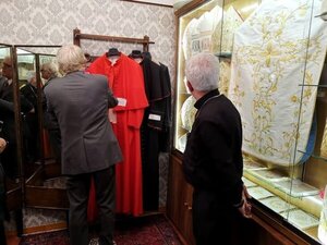 Arzobispo probó vestimenta que usará en histórico día para el pueblo paraguayo - Radio Imperio