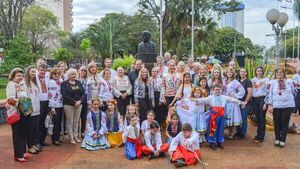 Inmigrantes ucraniamos rinden homenaje a caídos en guerra y rezan por la paz