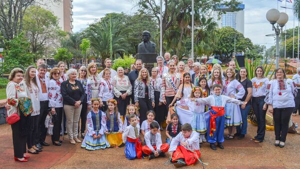 Inmigrantes ucraniamos rinden homenaje a caídos en guerra y rezan por la paz