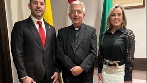 Critican a Lizarella por llevar una "mini transparente" al Vaticano