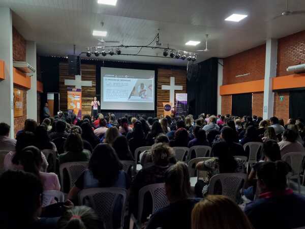 Desarrollan jornada de capacitación y contención integral al docente en Lambaré