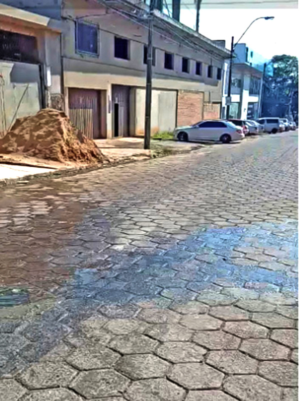 Cloaca a cielo abierto frente a la Fiscalía - La Clave
