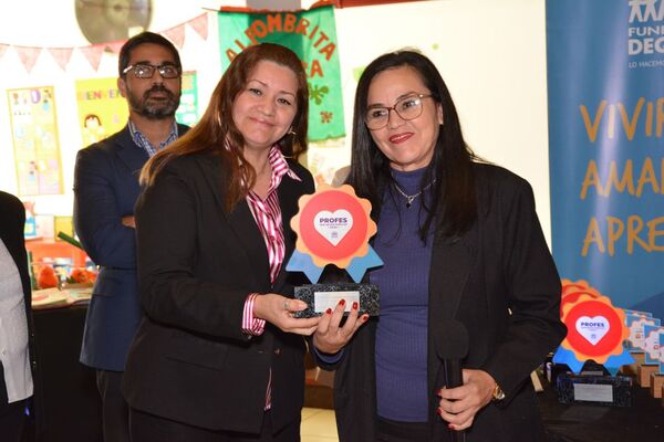 Dequení cumple 37 años y festeja reconociendo a los maestros de todo el país