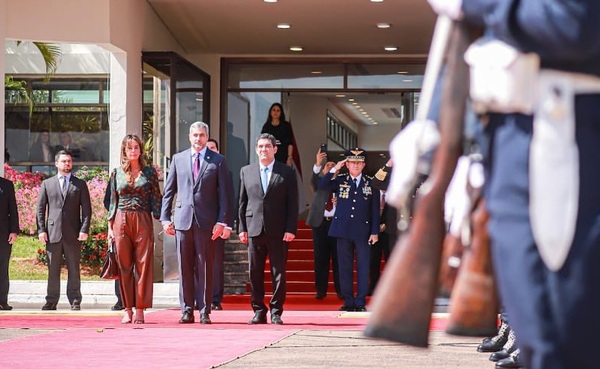 Diario HOY | Abdo partió rumbo a Roma y Hugo Velázquez queda al frente del país hasta el domingo