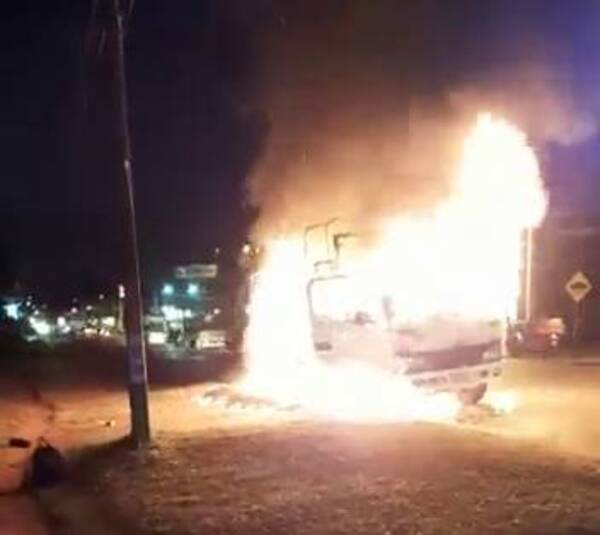 Crónica / Capiatá: Camión ardió en llamas y ocupantes se salvaron de milagro