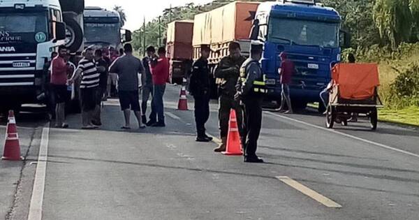 La Nación / Camioneros cierran ruta en San Pedro contra cobro de peaje