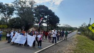 Cierre intermitente en acceso Acahay-La Colmena en reclamo del rubro de escuela básica N°4475 Francisco Abdón Santos - Nacionales - ABC Color
