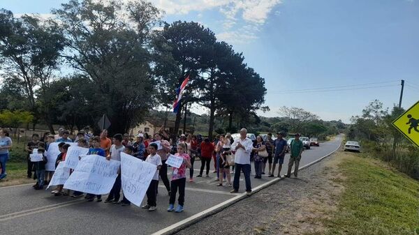 Cierre intermitente en acceso Acahay-La Colmena en reclamo del rubro de escuela básica N°4475 Francisco Abdón Santos - Nacionales - ABC Color