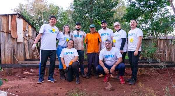 Banco Atlas y aliados construyen 8 viviendas con Techo Paraguay