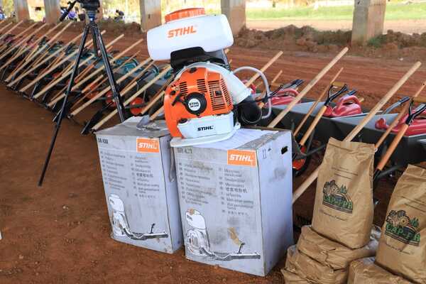 Productores de Puentesiño reciben maquinarias, insumos y herramientas agrícolas