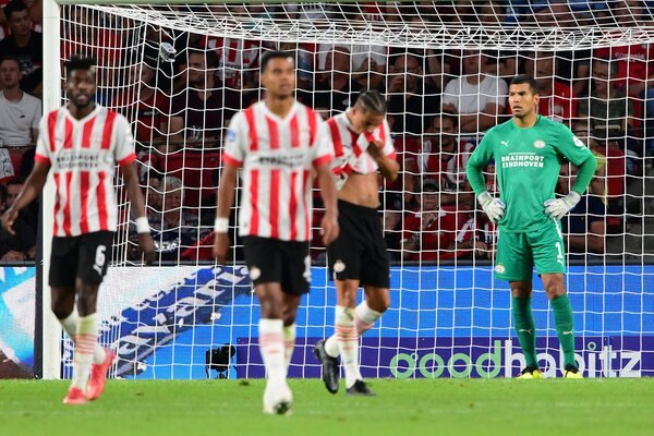 Walter Benítez, el golero que está en la mira de la Albirroja, no la pasó bien en Champions