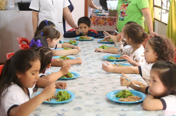 Alumnos de escuelas de Coronel Oviedo reciben el Almuerzo Escolar - Noticiero Paraguay